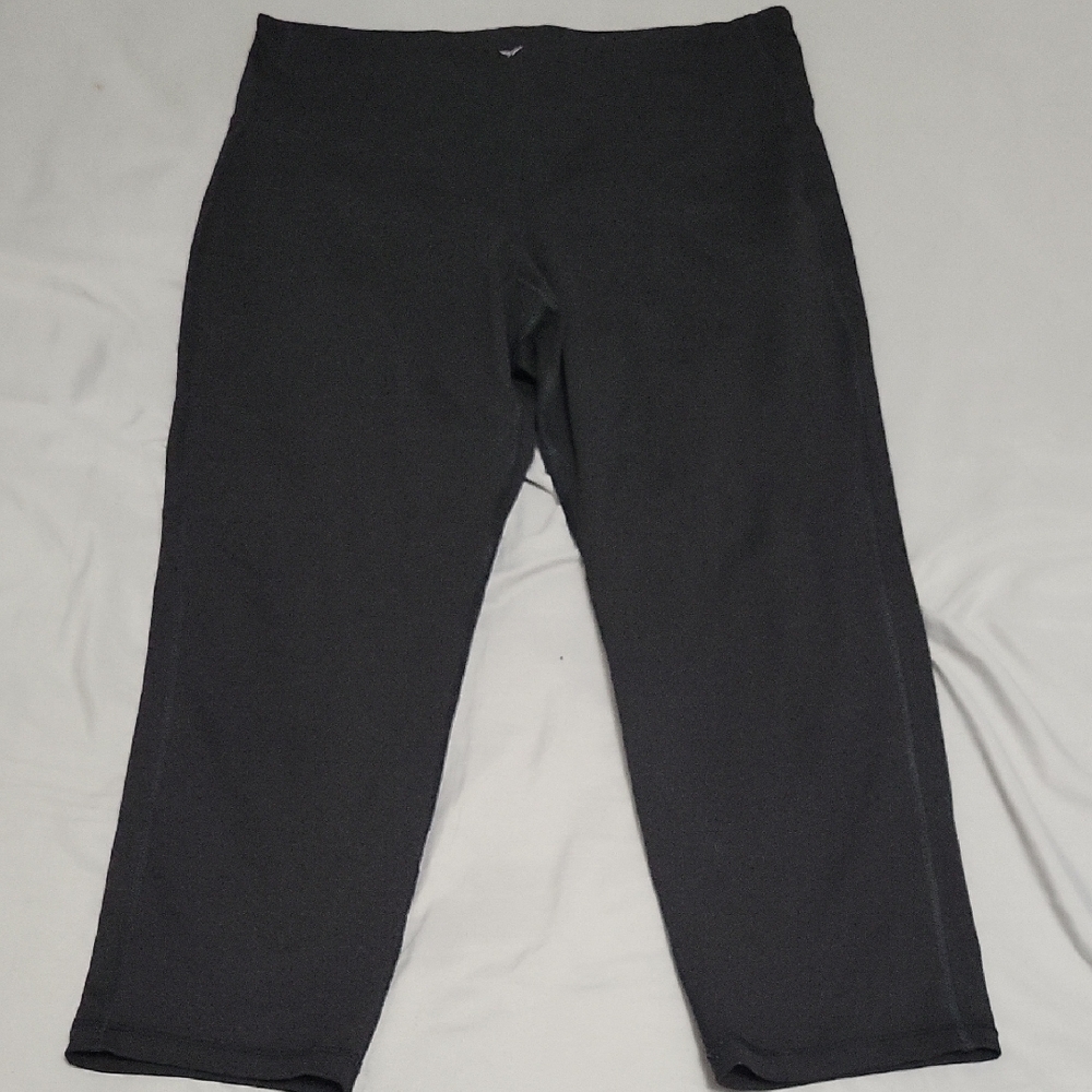 5/$20**Old Navy Active Large Black Capris